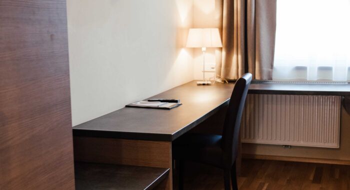 Großer Einbauschrank und Schreibtisch im Twinzimmer des Landgasthofs Kirchbichl