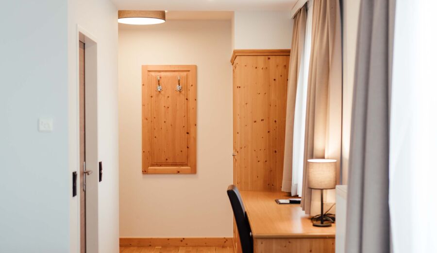 Schreibtisch und großer Holzschrank im Doppelzimmer des Landgasthofs Kirchbichl