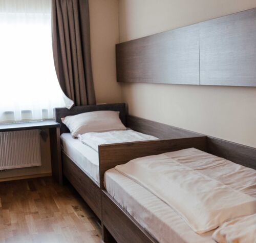 Zwei getrennte Einzelbetten in einem Twinzimmer im Landgasthof Kirchbichl