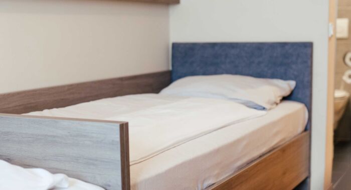 Zwei getrennte einzelbetten in einem Twinzimmer im Landgasthof Kirchbichl
