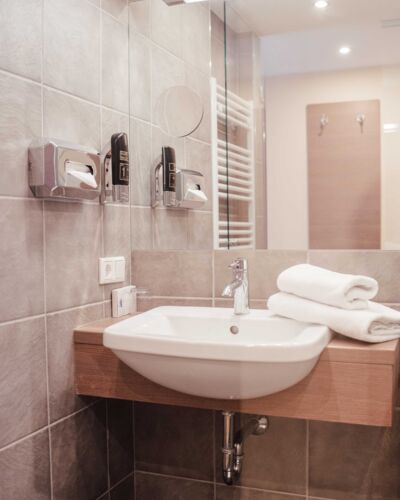 Waschbecken im Badezimmer des Einzelzimmers im 4-Sterne Hotel Kirchbichl