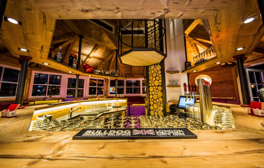 Die Bar aus Holz im Salettl in Hallwang