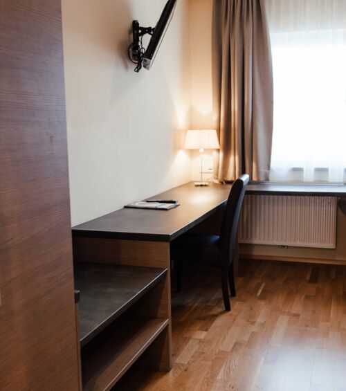 Großer Einbauschrank und Schreibtisch im Twinzimmer des Landgasthofs Kirchbichl