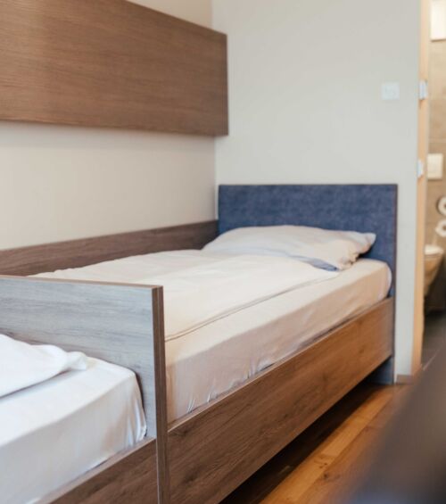 Zwei getrennte einzelbetten in einem Twinzimmer im Landgasthof Kirchbichl