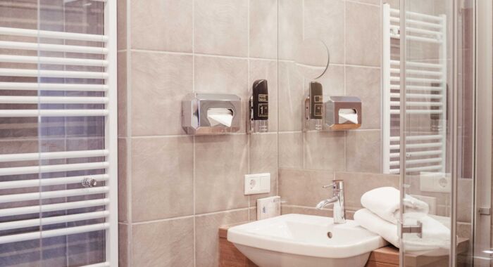 Modernes Badezimmer mir Glas Duschwand, Handtuchwärmer und Waschbecken