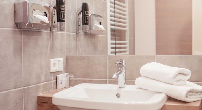 Waschbecken im Badezimmer des Einzelzimmers im 4-Sterne Hotel Kirchbichl