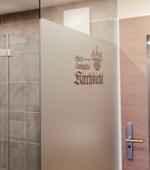 Die Glastüre der Dusche im Twinzimmer des Land