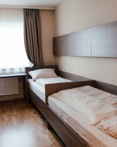 Zwei getrennte Einzelbetten in einem Twinzimmer im Landgasthof Kirchbichl