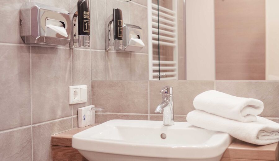 Waschbecken im Badezimmer des Einzelzimmers im 4-Sterne Hotel Kirchbichl