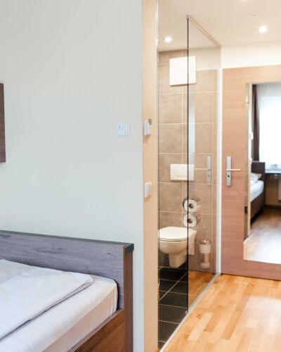 Blick vom Schlafzimmer ins Badezimmer des Einzelzimmers im Landgasthof Kirchbichl