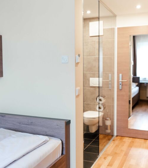 Blick vom Schlafzimmer ins Badezimmer des Einzelzimmers im Landgasthof Kirchbichl