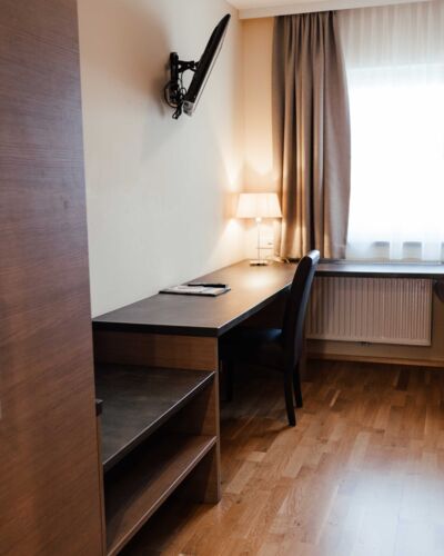 Großer Einbauschrank und Schreibtisch im Twinzimmer des Landgasthofs Kirchbichl
