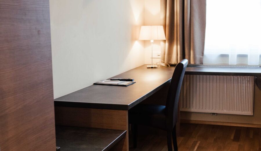 Großer Einbauschrank und Schreibtisch im Twinzimmer des Landgasthofs Kirchbichl