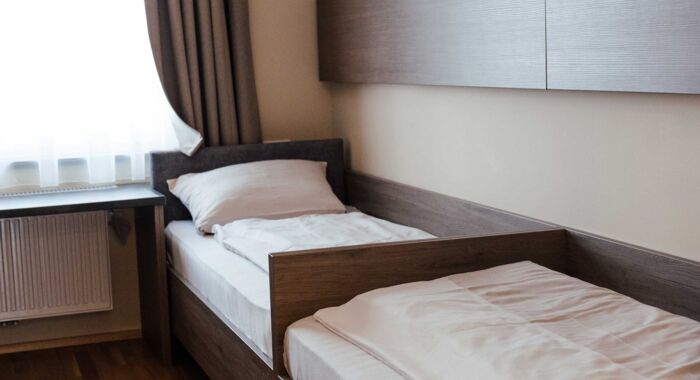Zwei getrennte Einzelbetten in einem Twinzimmer im Landgasthof Kirchbichl