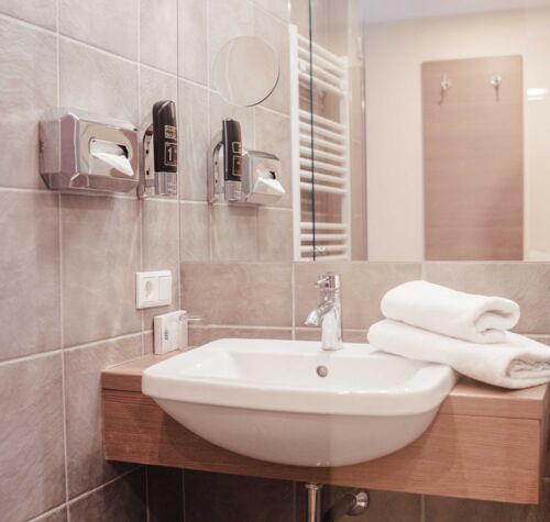 Waschbecken im Badezimmer des Einzelzimmers im 4-Sterne Hotel Kirchbichl
