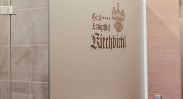 Die Glastüre der Dusche im Twinzimmer des Land