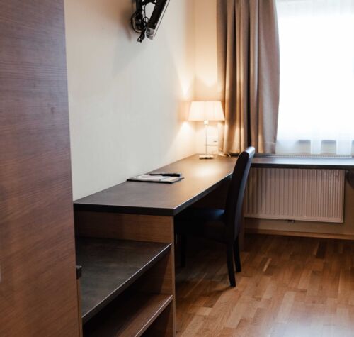 Großer Einbauschrank und Schreibtisch im Twinzimmer des Landgasthofs Kirchbichl