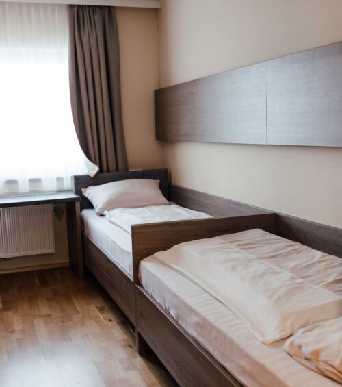 Zwei getrennte Einzelbetten in einem Twinzimmer im Landgasthof Kirchbichl