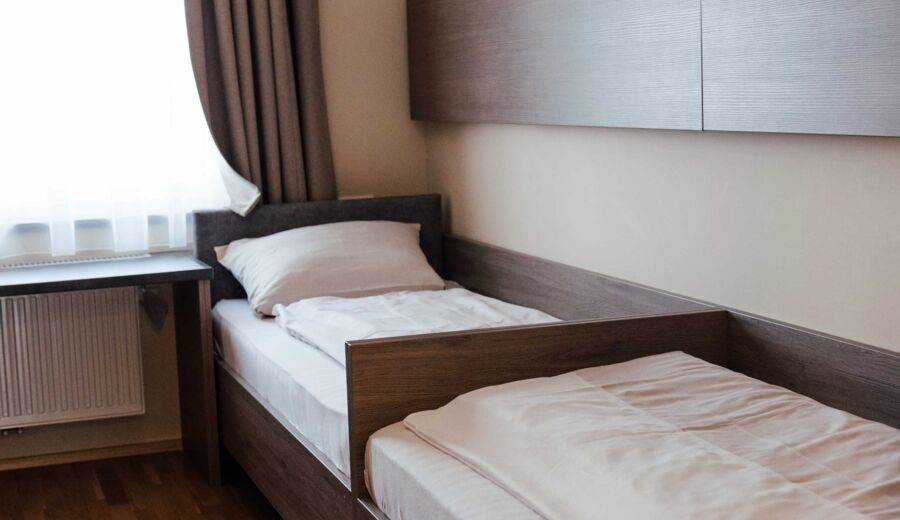 Zwei getrennte Einzelbetten in einem Twinzimmer im Landgasthof Kirchbichl