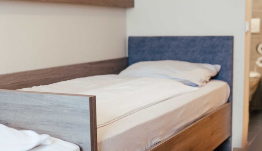 Zwei getrennte einzelbetten in einem Twinzimmer im Landgasthof Kirchbichl