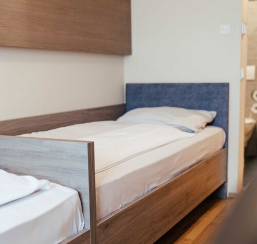 Zwei getrennte einzelbetten in einem Twinzimmer im Landgasthof Kirchbichl