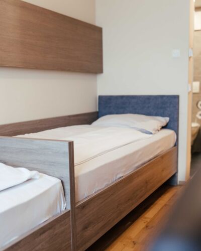 Zwei getrennte einzelbetten in einem Twinzimmer im Landgasthof Kirchbichl